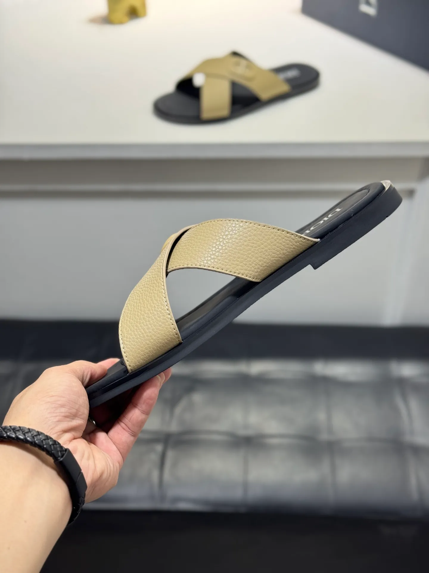 Men's men's shoes 💰320 [New style] 🦇🦇𝐂𝐡𝐫𝐢𝐬𝐭𝐢𝐚𝐧 𝐃𝐢𝐨𝐫 Dior slippers - the latest hot sandals, classic sandals, original replicas, super durable and versatile, cowhide leather with hardware accessories, very comfortable on the feet Look slim and white. Original molded outsole size: 38-44 (.45. Customized